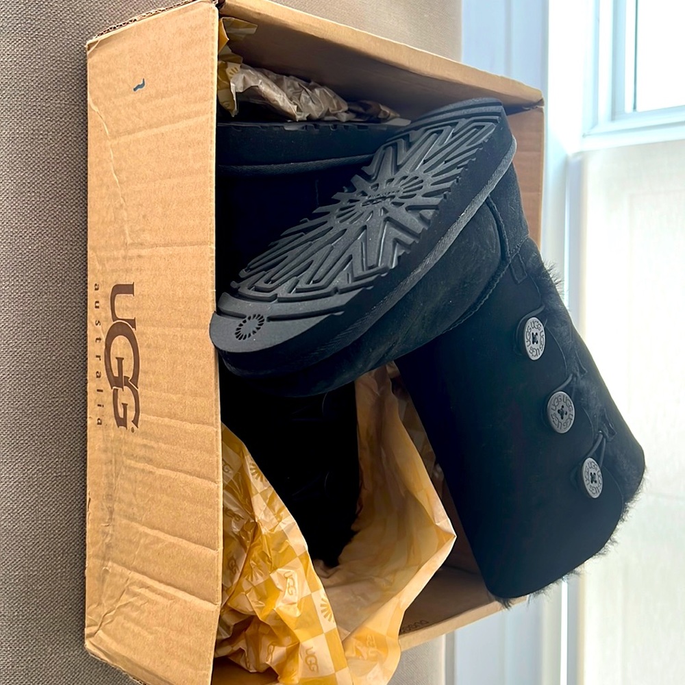 All black K Bailey button triplet Ugg